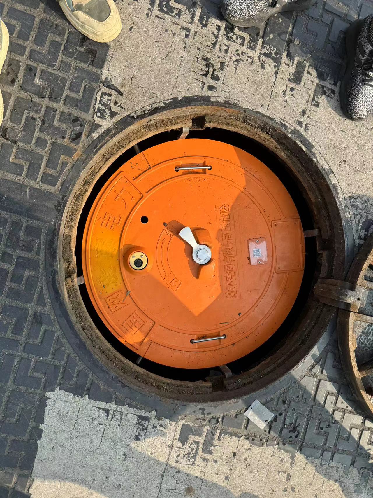 新光電子鎖井蓋，保證城市地下“生命線”的安全暢通